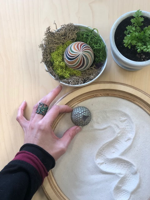 Use Dried Moss to Create a Beautiful Sand Sphere Holder